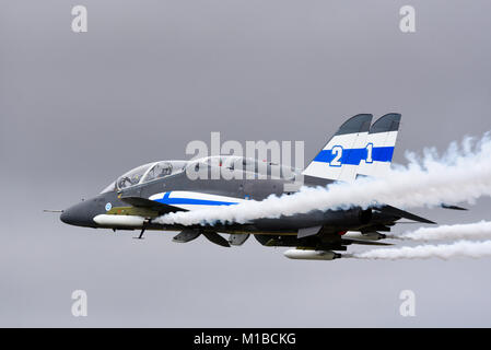 Midnight Hawks voltige finlandais de l'équipe d'affichage. Finnish Air Force air display team BAe Hawk à l'aide d'avion d'entraînement avancé des avions. La fumée Banque D'Images