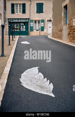 Montmorillon, connue comme la "Ville de l'écriture et professions du livre', est une charmante ville agréablement située des deux côtés de la rivière Gartempe en France Banque D'Images