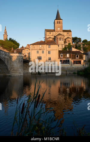 Montmorillon, connue comme la "Ville de l'écriture et professions du livre', est une charmante ville agréablement située des deux côtés de la rivière Gartempe en France Banque D'Images