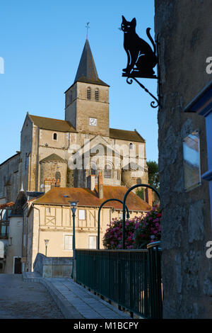 Montmorillon, connue comme la "Ville de l'écriture et professions du livre', est une charmante ville agréablement située des deux côtés de la rivière Gartempe en France Banque D'Images