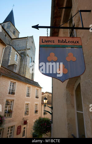 Montmorillon, connue comme la "Ville de l'écriture et professions du livre', est une charmante ville agréablement située des deux côtés de la rivière Gartempe en France Banque D'Images