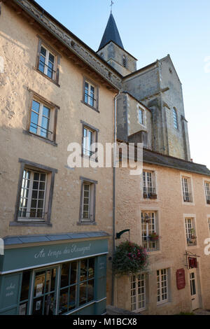 Montmorillon, connue comme la "Ville de l'écriture et professions du livre', est une charmante ville agréablement située des deux côtés de la rivière Gartempe en France Banque D'Images