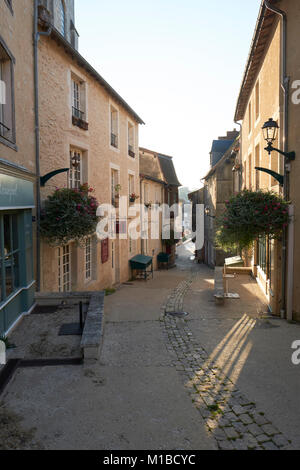 Montmorillon, connue comme la "Ville de l'écriture et professions du livre', est une charmante ville agréablement située des deux côtés de la rivière Gartempe en France Banque D'Images