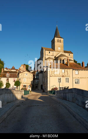 Montmorillon, connue comme la "Ville de l'écriture et professions du livre', est une charmante ville agréablement située des deux côtés de la rivière Gartempe en France Banque D'Images