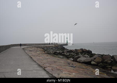 Promenade zum Leuchtturm à Warnemünde Banque D'Images