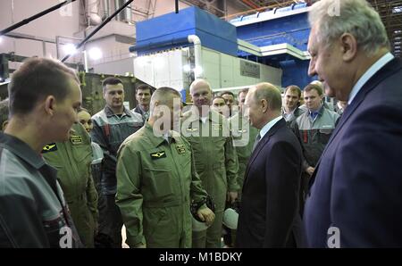 Le président russe Vladimir Poutine, centre, parle avec des pilotes d'essai au cours d'une visite de l'usine d'aviation Gorbunov Kazan le 25 janvier 2018 à Kazan, Tatarstan, en Russie. Poutine a visité l'usine et les témoins d'une convention pour l'achat d'une version améliorée de l'avion supersonique Tupolev Tu-160 Blackjack bombardier stratégique. Banque D'Images