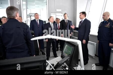 Le président russe Vladimir Poutine, au centre, est suivi une visite guidée de l'usine d'aviation Gorbunov Kazan par UAC Président Yury Slyusar, droite, 25 janvier 2018, à Kazan, République du Tatarstan, en Russie. Poutine a visité l'usine et les témoins d'une convention pour l'achat d'une version améliorée de l'avion supersonique Tupolev Tu-160 Blackjack bombardier stratégique. Banque D'Images