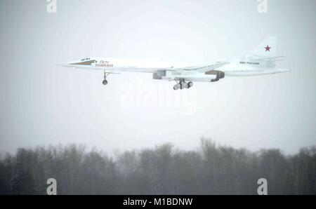 Un Tupolev Tu-160M des bombardiers stratégiques supersoniques Blackjack nommé Piotr Deinekin effectue un vol de démonstration pour le président russe Vladimir Poutine à l'Avionnerie Gorbunov Kazan le 25 janvier 2018 à Kazan, Tatarstan, en Russie. Poutine a visité l'usine et a été témoin d'un accord pour l'achat d'une version mise à niveau de l'auteur de l'attentat. Banque D'Images