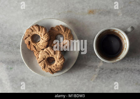 Café Turc traditionnel avec mini cookies, d'en haut Banque D'Images