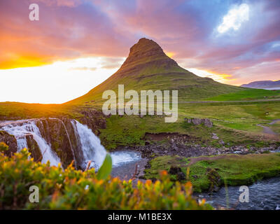 Coucher de soleil sur paysage de montagne Kirkjufell Kirkjufell et chutes d'eau en été, l'Islande Banque D'Images