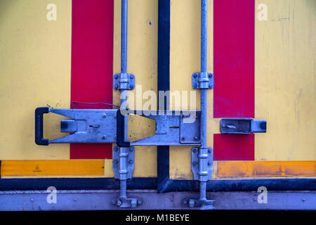 Close up colorful portes arrière du chariot avec loquet pour les fermer Banque D'Images