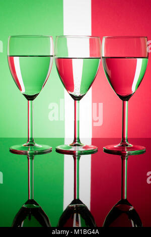 Trio de verres à vin, rétroéclairé, en reflétant un vert blanc et rouge fond Banque D'Images