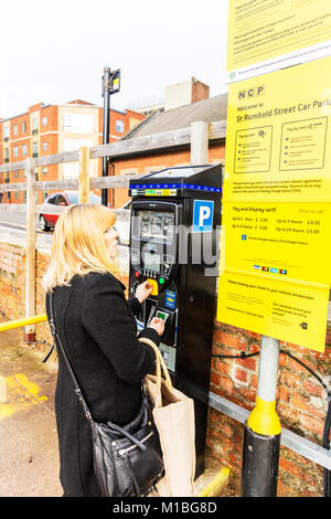 Dame l'achat ticket de parking, femme l'achat ticket de parking, l'achat de ticket de parking, parking à l'aide de la machine, le choix du tarif du parking, parking, Banque D'Images