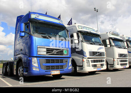 LIETO, FINLANDE - le 31 août : Rangée de camions Volvo le 31 août 2013, la Finlande en Lieto. Selon Volvo Group, un tiers de toutes les marchandises sur le Banque D'Images