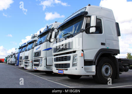 LIETO, FINLANDE - le 31 août : Volvo FH camions le 31 août 2013, la Finlande en Lieto. Nouvelle gamme de Camions Volvo va au public pour la première fois à Banque D'Images