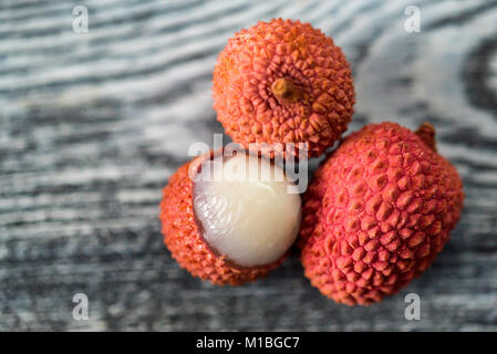 Trois fruits litchi sur fond de bois fermer Banque D'Images