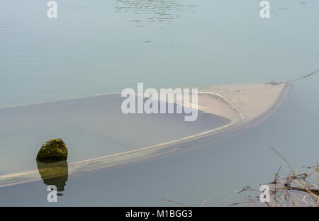 Petit bateau à rames en bois abandonnés naufrage et couverts avec de l'eau. Banque D'Images