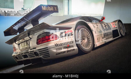 STUTTGART, ALLEMAGNE, LE 7 AVRIL, 2017 : 1997 Mercedes-Benz CLK-GTR GT-Racing Sports voiture dans le Musée Mercedes-Benz. Cette voiture était conduite par Bernd Schneider. Banque D'Images