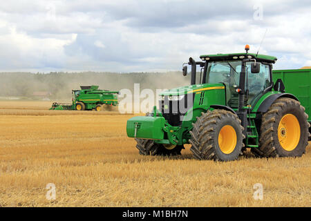 SALO, FINLANDE - AOÛT10 : John Deere 7280R Tracteur agricole et la moissonneuse-batteuse moderne T560 affiché lors de l'Assemblée Puontin Peltopaivat Agricult Banque D'Images