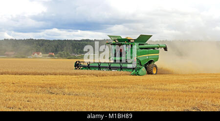 SALO, FINLANDE - le 10 août : Moissonneuse-batteuse John Deere s670i la récolte d'orge à l'Puontin Peltopaivat Show annuel agricole remorque Show à Salo, Finlan Banque D'Images