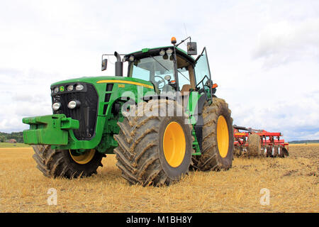 SALO, FINLANDE - le 10 août : John Deere 8430 Tracteur agricole et cultivateur Vaderstad affiché à l'Puontin Peltopaivat foire agricole annuelle Banque D'Images