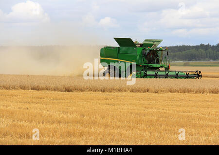 SALO, FINLANDE - le 10 août : Moissonneuse-batteuse John Deere s670i la récolte d'orge à l'Puontin Peltopaivat Show annuel agricole remorque Show à Salo, Finlan Banque D'Images