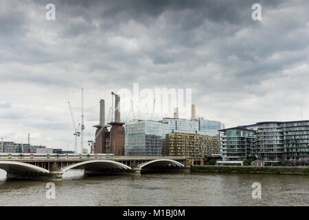 Avis de réaménagement de Battersea Powerstation, Grosvenor (fer) Pont et environs, London, UK Banque D'Images