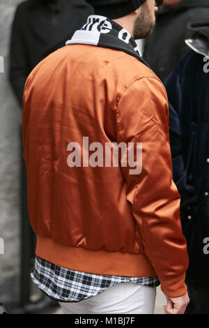 MILAN - 15 janvier : satin bronze blouson avant de Giorgio Armani fashion show, Milan Fashion Week street style le 15 janvier 2018 dans Mil Banque D'Images