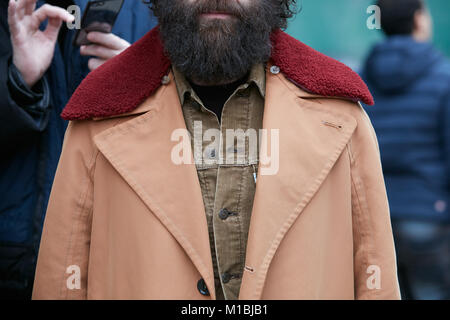 MILAN - janvier 15 : Homme avec manteau beige et rouge col fourré avant de Giorgio Armani fashion show, Milan Fashion Week street style le 15 janvier 2018 en Banque D'Images