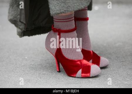 MILAN - 15 janvier : Woman with red velvet hautes chaussures de talon et manteau vert avant le défilé Fendi, Milan Fashion Week street style le 15 janvier 201 Banque D'Images
