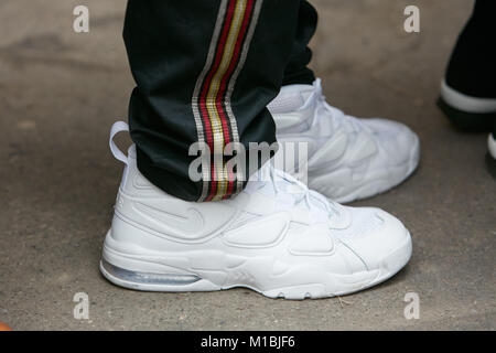 MILAN - janvier 15 : Man with white nike air chaussures avant Fendi fashion show, Milan Fashion Week street style le 15 janvier 2018 à Milan. Banque D'Images