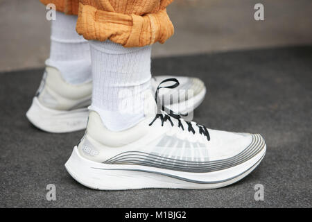 MILAN - janvier 15 : Homme avec chaussures Nike blanc et orange pantalon avant Fendi fashion show, Milan Fashion Week street style le 15 janvier 2018 à mi Banque D'Images