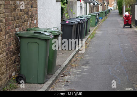 Les bacs de recyclage et ordures poubelles laissés le long de la rue de quartier résidentiel, UK Banque D'Images