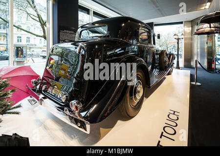 BERLIN - Le 21 décembre 2017 : Exposition. Voiture de luxe Rolls-Royce Phantom II Continental Park Ward Touring Saloon, 1933. Banque D'Images