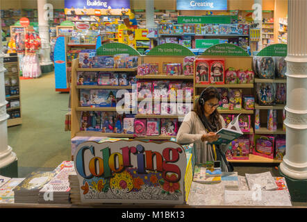 La lecture de livres dans Barnes et noble Brooklyn NYC Banque D'Images