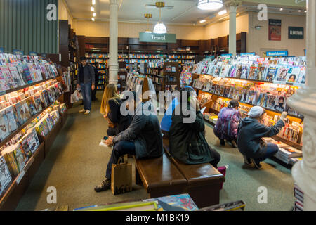 La lecture de livres dans Barnes et noble Brooklyn NYC Banque D'Images