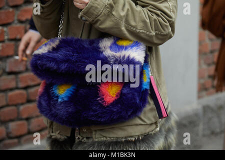 MILAN - janvier 15 : Femme avec sac fourrure mauve et vert veste avant que Fendi fashion show, Milan Fashion Week street style le 15 janvier 2018 à Milan Banque D'Images