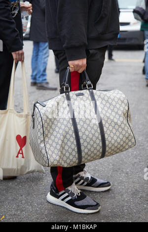MILAN - janvier 15 : sac Gucci beige et Yohji Yamamoto avant de représenter fashion show, Milan Fashion Week street style le 15 janvier 2018 en Banque D'Images