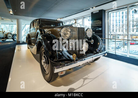 BERLIN - Le 21 décembre 2017 : Exposition. Voiture de luxe Rolls-Royce Phantom III Touring Limousine, 1937. Façon "Gurney Nutting. Banque D'Images