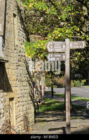 Cotswold Way randonnée route panneau direction à Broadway, Worcestershire, Angleterre, Royaume-Uni, Angleterre Banque D'Images