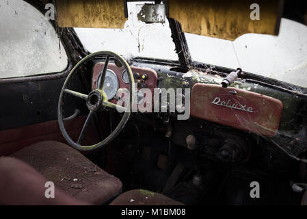 Intérieur d'une voiture classique de rouille avec le volant et les instruments Banque D'Images