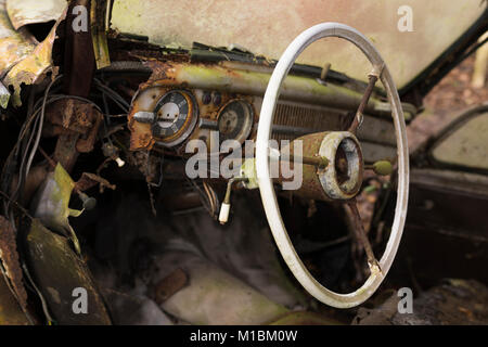 Intérieur d'une voiture classique de rouille avec le volant et les instruments Banque D'Images