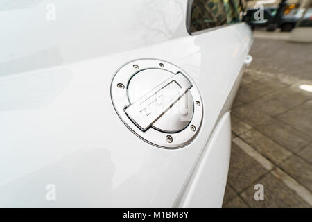 BERLIN - Le 21 décembre 2017 : Exposition. Bouchon du réservoir de carburant du coupé sport compact Audi TT RS. Depuis 2016. Banque D'Images