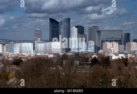 AJAXNETPHOTO. 1 AVRIL 2006. PARIS, FRANCE. - LES TOURS DE LA DÉFENSE DANS LE QUARTIER DES AFFAIRES. L'ARC DE LA DÉFENSE EST À DROITE DE CETTE PHOTOGRAPHIE. PHOTO:JONATHAN EASTLAND/AJAX REF : D1X60104 854 Banque D'Images