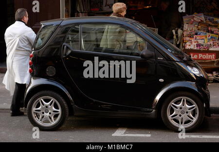 AJAXNETPHOTO. Décembre, 2008. PARIS, FRANCE. - SMART PARKING - COMPACT SMART OCCUPE LA MOITIÉ DE L'ESPACE DE STATIONNEMENT SUR RUE. PHOTO;JONATHAN EASTLAND/AJAX REF;D1 82712 1869 Banque D'Images