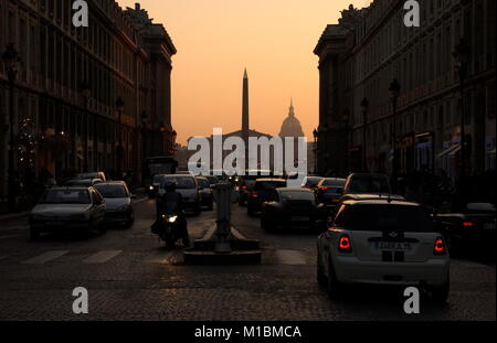 AJAXNETPHOTO. 29ÈME DEC,2008. PARIS, FRANCE. - Véhicules approchant de la Place de la concorde avec l'Obélisque et Les Invalides au coucher du soleil. Photo;Jonathan Eastland/Ajax Ref;82912 1971 Banque D'Images