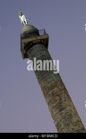 AJAXNETPHOTO. DEC 2008. PARIS, FRANCE. - La colonne de bronze - la colonne Vendôme Place Vendôme.1er Arondisssement. PHOTO:JONATHAN EASTLAND/AJAX REF:82912 1990 Banque D'Images