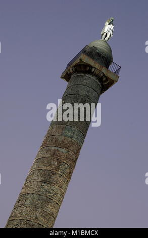 AJAXNETPHOTO. DEC 2008. PARIS, FRANCE. - La colonne de bronze - la colonne Vendôme Place Vendôme.1er Arondisssement. PHOTO:JONATHAN EASTLAND/AJAX REF:821912 1992 Banque D'Images