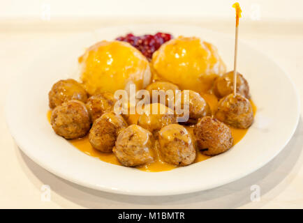 Assiette de boulettes de viande suédoises avec la sauce et le côté de mash de pommes de terre et de confiture d'airelles Banque D'Images