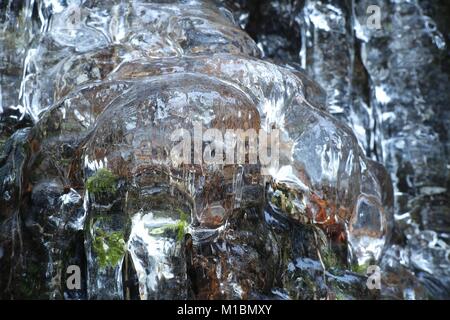 Formations de glace intéressant sur une falaise wall en Finlande Banque D'Images